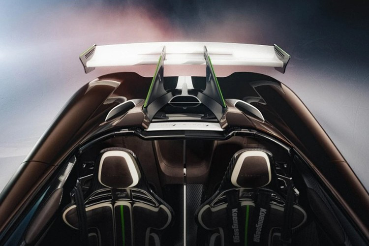 Hãng đã tinh chỉnh nội thất theo hướng giảm trọng lượng, loại bỏ 2,6 kg vật liệu cách âm và 1,3 kg sợi carbon nhờ công nghệ mới. Ghế đua dạng bucket seat được thiết kế riêng, đi kèm lựa chọn dây đai an toàn 3 điểm hoặc 6 điểm tùy theo thị trường.