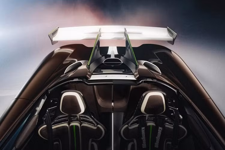 Hãng đã tinh chỉnh nội thất theo hướng giảm trọng lượng, loại bỏ 2,6 kg vật liệu cách âm và 1,3 kg sợi carbon nhờ công nghệ mới. Ghế đua dạng bucket seat được thiết kế riêng, đi kèm lựa chọn dây đai an toàn 3 điểm hoặc 6 điểm tùy theo thị trường.