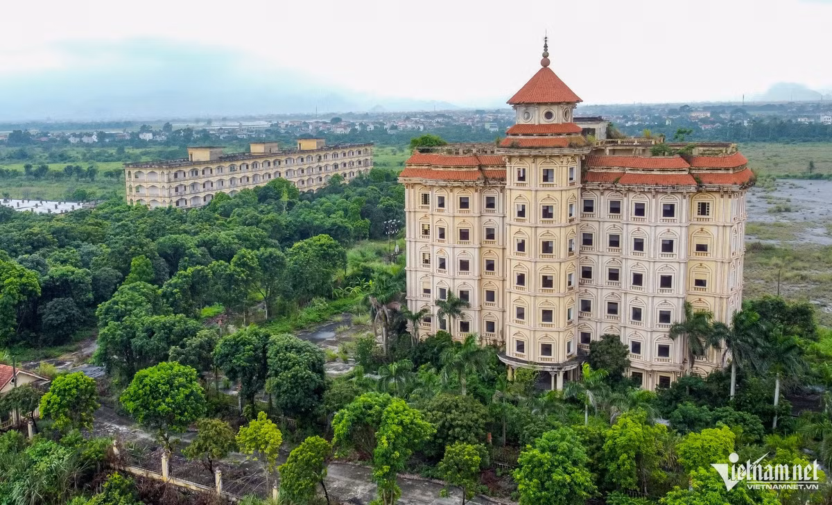 Trường Đại học Hà Hoa Tiên được thành lập năm 2007, hoạt động theo mô hình tư thục. Trường tọa lạc tại vị trí đắc địa, ngay sát Quốc lộ 1A, cách Hà Nội khoảng 48km. Trường Đại học Hà Hoa Tiên là cơ sở giáo dục đại học đa cấp đa ngành, đa loại hình và đào tạo liên thông.