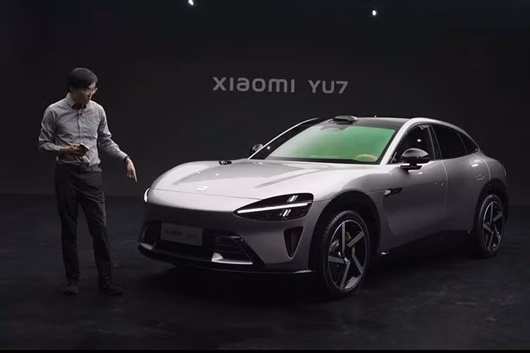 Theo các báo cáo tài chính, tổng tài sản của ông Lôi đã gần chạm mốc 440 tỷ Nhân dân tệ (tương đương 68 tỷ USD) khi cổ phiếu đạt 52 HKD vào tháng 2. Sau đó, do các lùm xùm như vụ tai nạn chết người liên quan đến xe Xiaomi SU7 vào cuối tháng 3/2025, giá cổ phiếu Xiaomi đã giảm mạnh khiến ông Lôi đánh mất danh hiệu người giàu nhất Trung Quốc.