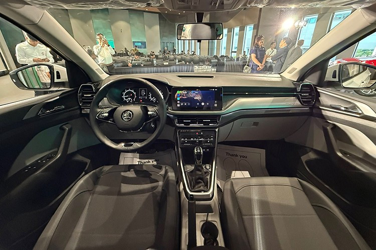 Skoda Kushaq được phân phối với hai phiên bản: Ambition và Style. Cả hai đều sử dụng chất liệu ghế da, tích hợp lẫy chuyển số trên vô lăng. Ghế trước bản Ambition chỉnh cơ, bản Style chỉnh điện 6 hướng và có làm mát ghế. Hệ thống điều hòa tự động đi kèm lọc không khí thông minh Air Care. Hàng ghế sau có cửa gió riêng và 2 cổng sạc USB.