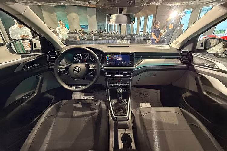 Skoda Kushaq được phân phối với hai phiên bản: Ambition và Style. Cả hai đều sử dụng chất liệu ghế da, tích hợp lẫy chuyển số trên vô lăng. Ghế trước bản Ambition chỉnh cơ, bản Style chỉnh điện 6 hướng và có làm mát ghế. Hệ thống điều hòa tự động đi kèm lọc không khí thông minh Air Care. Hàng ghế sau có cửa gió riêng và 2 cổng sạc USB.