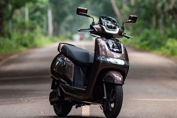 Về mức giá bán xe máy điện TVS iQUBE 2025 tại thị trường Ấn Độ, phiên bản tiêu chuẩn của có giá chính thức từ 94.434 rupee - khoảng 28,8 triệu đồng khi quy đổi ra tiền Việt theo tỷ giá hiện tại.