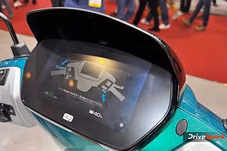 Trong khi đó, phiên bản iQube S được nâng cấp với chế độ lái mới có tên gọi Power Mode, cho phép động cơ đạt tốc độ tối đa lên tới 82 km/h, cao hơn mức 75 km/h ở phiên bản tiêu chuẩn.