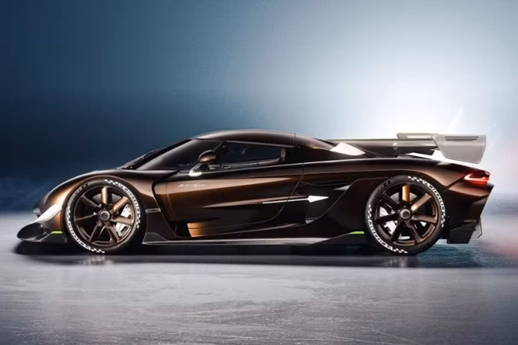 Koenigsegg cho biết Sadair’s Spear được phát triển với mục tiêu tối đa hóa hiệu suất trên đường đua, chứ không hướng đến kỷ lục tốc độ như Jesko Absolut. Để đạt được điều đó, hãng đã bổ sung và tái thiết kế nhiều chi tiết khí động học như cản trước, ốp hông và các hốc gió thân xe phía sau.