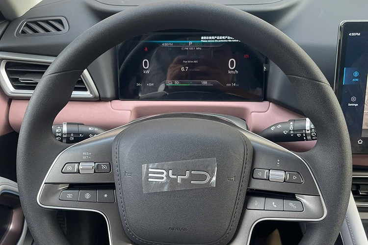 Phần lớn các tính năng của BYD Atto 2 đều được điều khiển thông qua màn hình thông tin giải trí. Hệ thống hỗ trợ lái nâng cao ADAS là trang bị tùy chọn của xe.