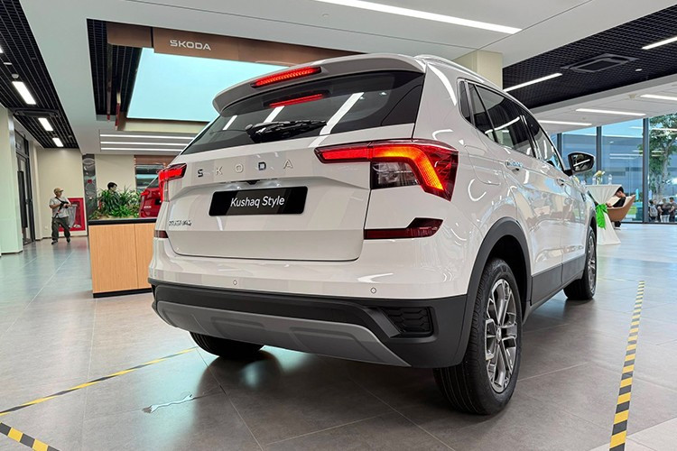Đặc biệt, cư dân có hộ khẩu thường trú tại tỉnh Quảng Ninh khi mua mẫu xe SUV Skoda Kushaq mới sẽ được giảm thêm 10% giá bán lẻ (áp dụng trong tháng 7 và 8, không cộng dồn với ưu đãi khác).