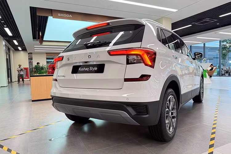 Đặc biệt, cư dân có hộ khẩu thường trú tại tỉnh Quảng Ninh khi mua mẫu xe SUV Skoda Kushaq mới sẽ được giảm thêm 10% giá bán lẻ (áp dụng trong tháng 7 và 8, không cộng dồn với ưu đãi khác).