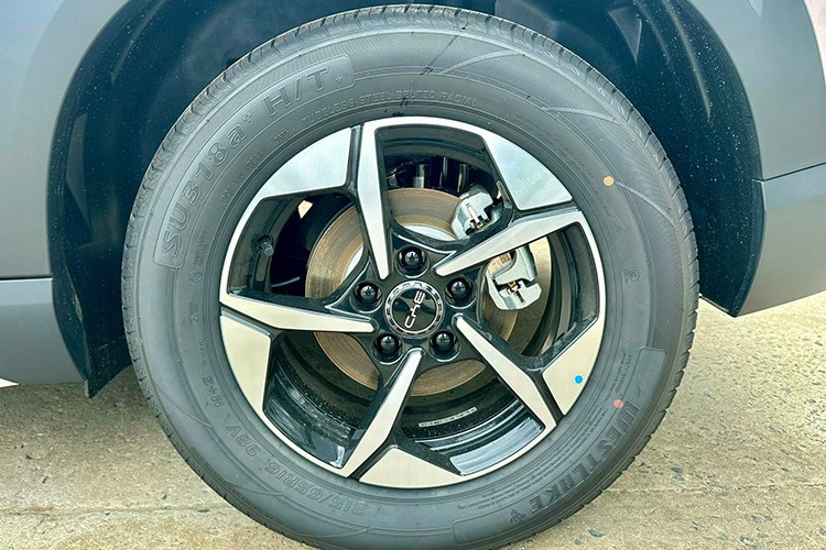 Bên ngoài, BYD Atto 2 sở hữu thiết kế như phiên bản thu nhỏ của đàn anh Atto 3. Xe sở hữu phong cách thiết kế khá thể thao, khỏe khoắn nhờ những chi tiết ốp màu đen ở cản trước/sau và bên sườn.