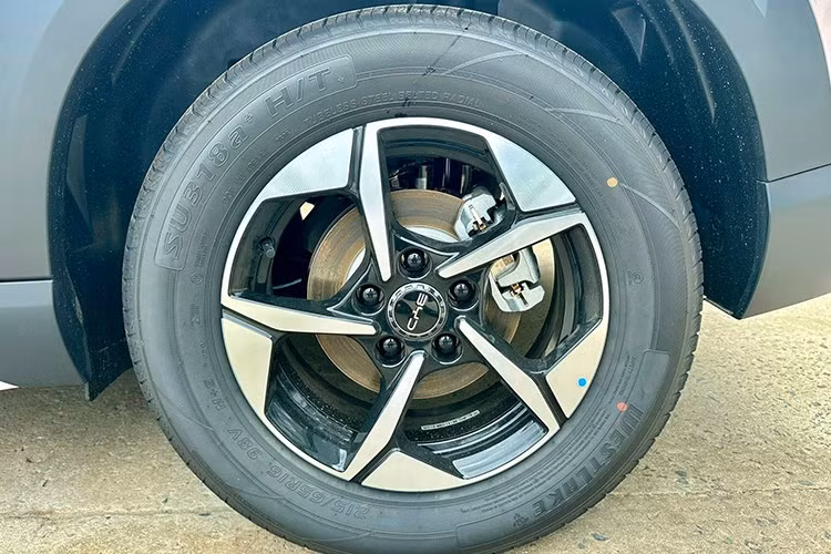 Bên ngoài, BYD Atto 2 sở hữu thiết kế như phiên bản thu nhỏ của đàn anh Atto 3. Xe sở hữu phong cách thiết kế khá thể thao, khỏe khoắn nhờ những chi tiết ốp màu đen ở cản trước/sau và bên sườn.