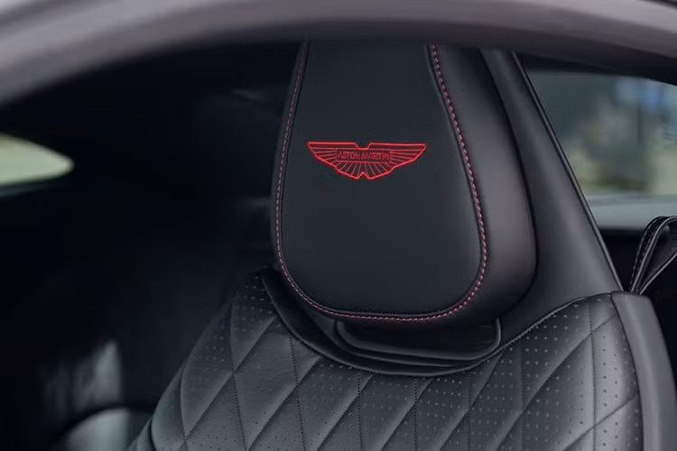 Các mẫu xe GT khác như Ferrari 812 Superfast hay Portofino M cũng chỉ xuất hiện số lượng rất hạn chế tại Việt Nam – mỗi mẫu chỉ có khoảng hai chiếc được nhập khẩu. Chính vì thế, dù đã giảm giá sâu nhưng việc tìm người mua cho chiếc DB12 không hề dễ dàng.