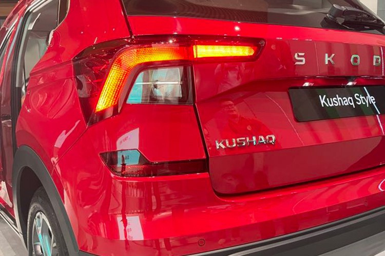 Kushaq sở hữu thiết kế đặc trưng của dòng SUV đô thị châu Âu với lưới tản nhiệt sắc sảo, cụm đèn LED Crystalline mở rộng cùng cản trước tạo hình cánh bướm. Gương chiếu hậu chống chói tự động, đèn sương mù tự động bật khi rẽ, đuôi xe tích hợp đèn LED và cánh lướt gió mang lại tổng thể khoẻ khoắn, khí động học.