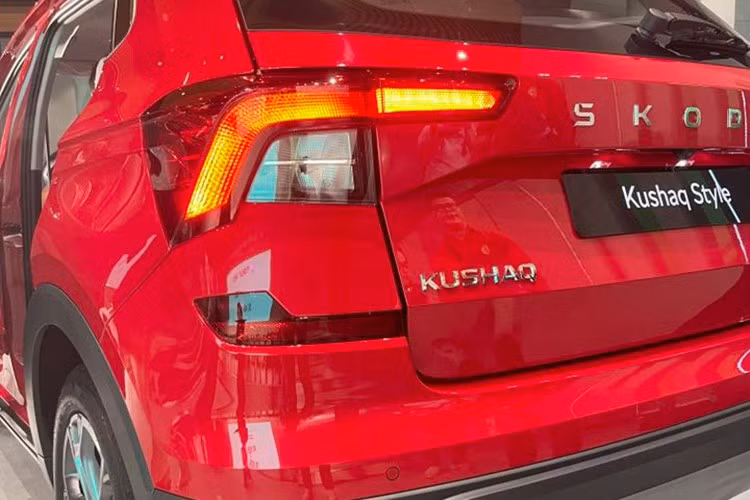 Kushaq sở hữu thiết kế đặc trưng của dòng SUV đô thị châu Âu với lưới tản nhiệt sắc sảo, cụm đèn LED Crystalline mở rộng cùng cản trước tạo hình cánh bướm. Gương chiếu hậu chống chói tự động, đèn sương mù tự động bật khi rẽ, đuôi xe tích hợp đèn LED và cánh lướt gió mang lại tổng thể khoẻ khoắn, khí động học.