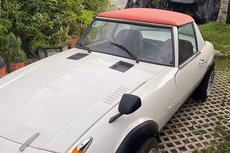 Tuy nhiên mức giá bán 800 triệu đồng này có thể khiến không ít người suy nghĩ, nhất là nhìn vào nội thất xe cũng như 1 số linh kiện. Dù vậy, người bán khẳng định xe sử dụng máy "zin", và có thể sang tên chính chủ dễ dàng, cũng rất hợp lý.