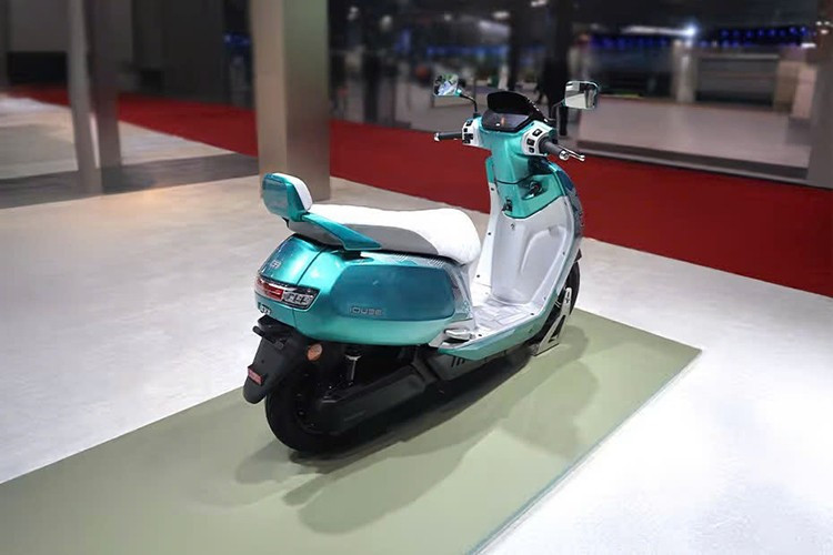 Ngoài ra xe còn có hệ thống điều hướng trực tiếp, cảnh báo chống trộm, định vị vị trí xe theo thời gian thực, phanh tay hỗ trợ dừng đỗ trên dốc, chế độ lùi, cốp chứa đồ dưới yên có dung tích 32 lít, và khả năng chống nước đạt chuẩn IP67.