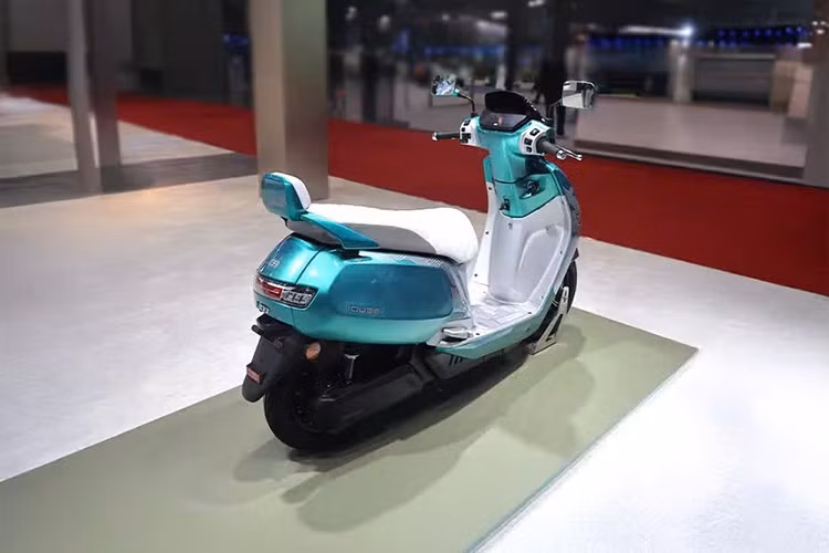 Ngoài ra xe còn có hệ thống điều hướng trực tiếp, cảnh báo chống trộm, định vị vị trí xe theo thời gian thực, phanh tay hỗ trợ dừng đỗ trên dốc, chế độ lùi, cốp chứa đồ dưới yên có dung tích 32 lít, và khả năng chống nước đạt chuẩn IP67.