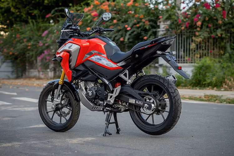 Xe cho công suất 15,4 mã lực tại 9.000 vòng/phút và mô-men xoắn 13,8 Nm tại 7.000 vòng/phút, kết hợp cùng hệ thống phun xăng điện tử PGM-FI giúp tiết kiệm nhiên liệu ở mức 38 km/lít – con số khá ấn tượng trong phân khúc.