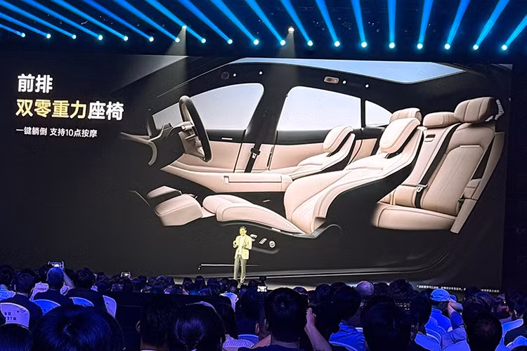 Vào tháng 11/2024, danh sách tỷ phú tại Trung Quốc đại lục của Forbes vẫn xếp nhà sáng lập hãng nước Nongfu Spring là người giàu nhất Trung Quốc năm thứ 4 liên tiếp với khối tài sản trị giá 50,8 tỷ USD.