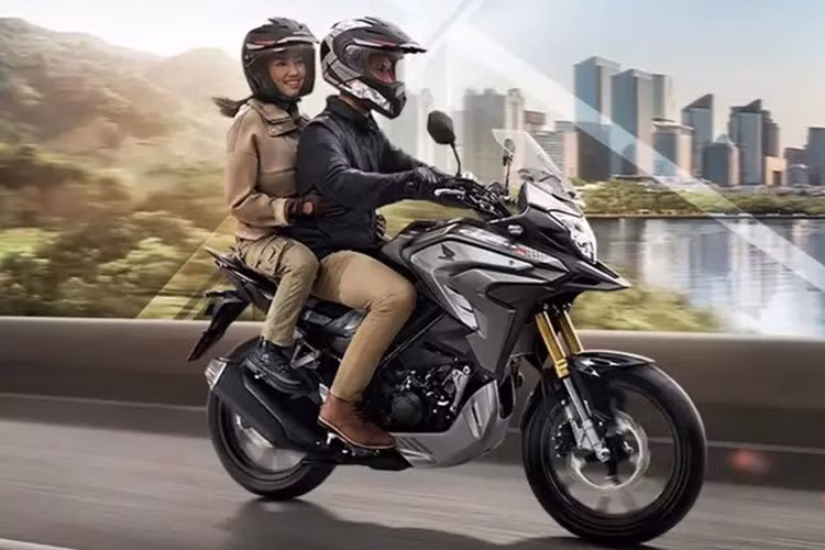 Xe được phân phối với bốn tùy chọn màu sắc: Sahara Matte Brown (Nâu), Amazone Matte Green (Xanh lá cây), Mandal Red (Đỏ) và Volcano Matte Black (Đen).