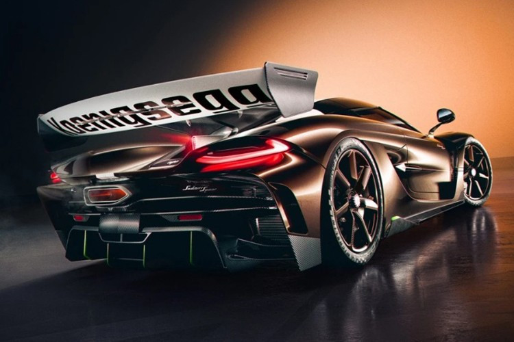 Mỗi chiếc Sadair’s Spear đều được trang bị bộ mâm 7 chấu Aircore bằng sợi carbon, kích thước 20 inch phía trước và 21 inch phía sau. Lốp tiêu chuẩn là Michelin Pilot Sport Cup 2 và khách hàng có thể tùy chọn nâng cấp lên loại Cup 2R dành riêng cho đường đua.