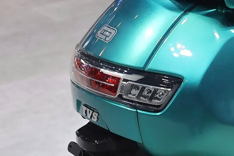 Cao cấp nhất trong dòng sản phẩm là iQube ST, được trang bị pin lithium dung lượng lớn nhất 4,56 kWh, cho phép xe chạy tối đa 140 km chỉ với một lần sạc. Đây là mẫu xe được định vị ở phân khúc cao nhất trong dòng iQUBE 2025.