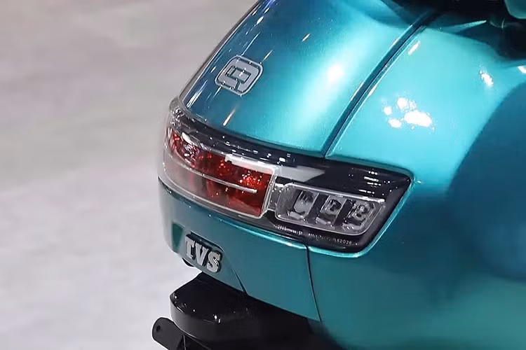 Cao cấp nhất trong dòng sản phẩm là iQube ST, được trang bị pin lithium dung lượng lớn nhất 4,56 kWh, cho phép xe chạy tối đa 140 km chỉ với một lần sạc. Đây là mẫu xe được định vị ở phân khúc cao nhất trong dòng iQUBE 2025.