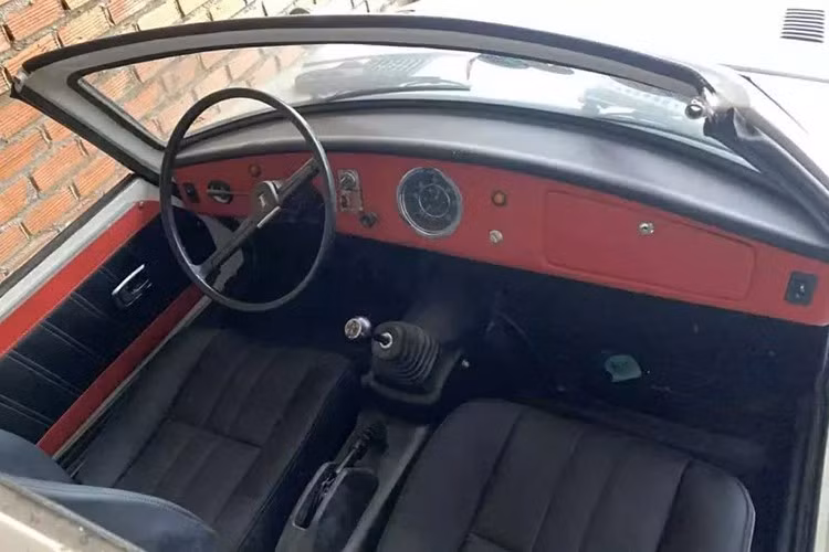 Toyota Sports 800 có phần nắp khoang động cơ đặt trước, với bản lề nổi lên trên, mở ngược ra trước, khá thú vị. Mui xe theo phong cách rất quyến rũ, với tấm kính phía sau, giúp xem trọn nội thất, tạo ra khoảng trống cho đuôi xe.