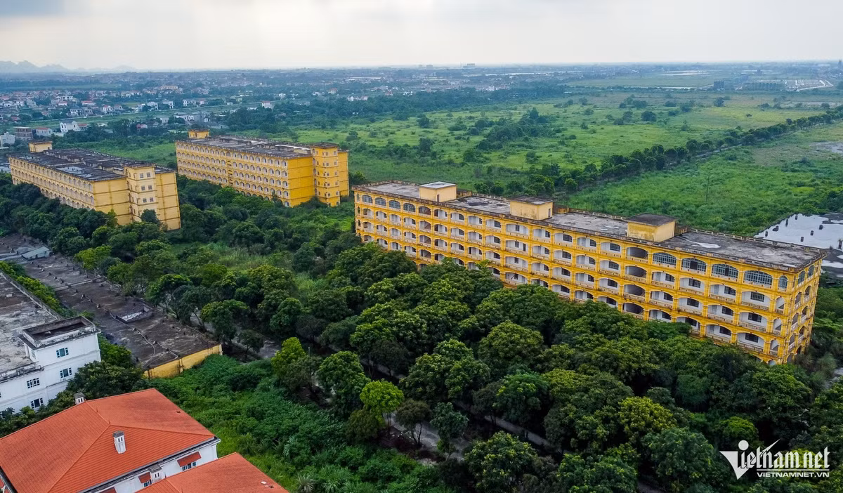 Dù được đầu tư với quy mô khủng nhưng theo ghi nhận của PV, hiện nay, trong khuôn viên trường cỏ mọc um tùm, nhiều khu nhà xuống cấp theo thời gian. Khuôn viên rộng lớn của trường cây cối, cỏ mọc um tùm, nhưng để hoang hóa.