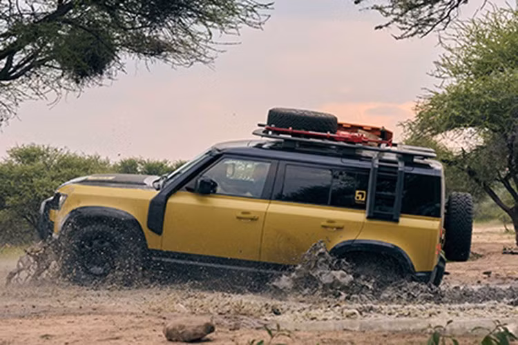 Bộ phụ kiện tuỳ chọn bao gồm thang gấp bên hông, giá nóc, ống thở, chắn bùn trước/sau và thùng chứa vật dụng ở cột C, tất cả đều hướng tới những chuyến phiêu lưu không giới hạn.