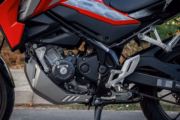Về động cơ, Honda CB150X 2025 được hãng trang bị cho cỗ máy DOHC xi-lanh đơn, dung tích 149,8 cc, làm mát bằng dung dịch, hộp số 6 cấp.