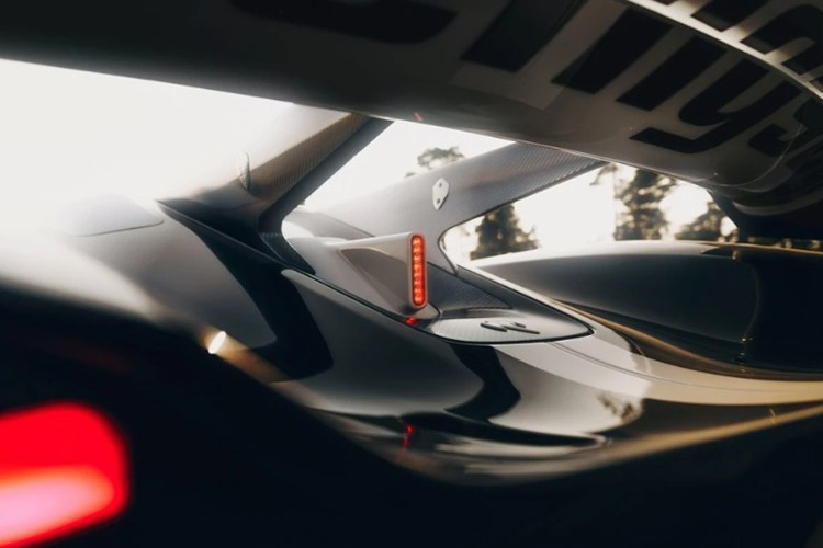 Koenigsegg cho phép khách hàng cá nhân hóa gần như toàn bộ chi tiết nội và ngoại thất: từ màu sơn, vật liệu, lớp phủ bề mặt cho đến việc đặt tên riêng cho từng chiếc xe.