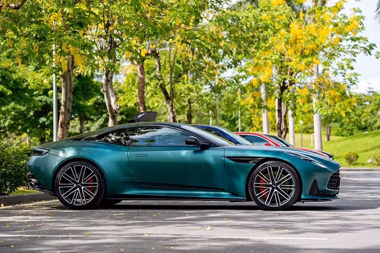 Theo tìm hiểu, giá khởi điểm của Aston Martin DB12 tại Việt Nam là khoảng 19,5 tỷ đồng, chưa bao gồm các gói tùy chọn cá nhân hóa. Chủ xe đã chi thêm hơn 3 tỷ đồng cho các option cao cấp, đưa tổng giá trị xe sau đăng ký lên gần 25 tỷ đồng. Như vậy, mức giảm giá 9 tỷ đồng, tương đương 36% chỉ sau 600km vận hành là con số khiến nhiều người bất ngờ.