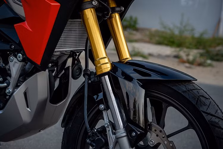 Honda CB150X 2025 thế hệ mới sở hữu thiết kế đậm chất thể thao, lấy cảm hứng từ "đàn anh" CB500X, nhưng tập trung chủ yếu vào khả năng vận hành trên đường bằng phẳng.