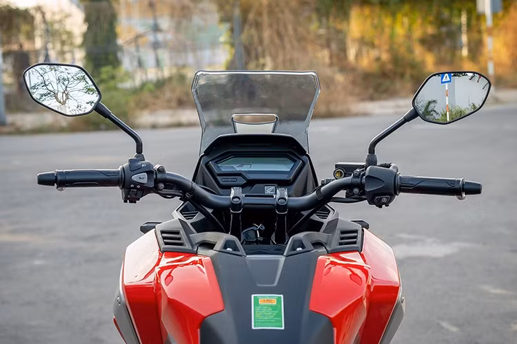 Tuy nhiên, điểm hạn chế là màn hình kỹ thuật số chưa hỗ trợ kết nối điện thoại thông minh qua Honda RoadSync – một trang bị đang phổ biến trên các mẫu xe mới của Honda.