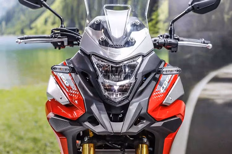 Ngoại hình của mẫu xe Honda CB150X 2025 mới hiện đại với đèn LED toàn bộ, hệ thống phanh ABS và thiết kế đậm chất adventure.