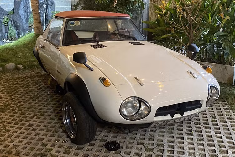 Toyota Sports 800 cổ điển là 1 chiếc xe thể thao Nhật Bản có ngoại hình tròn trịa khá dễ thương, điểm nhấn của xe chính là hệ thống đèn pha tròn to bản, cùng viền mắt mạ crôm, phần đầu xe hạ thấp trọng tâm, lưới tản nhiệt đặt thấp.