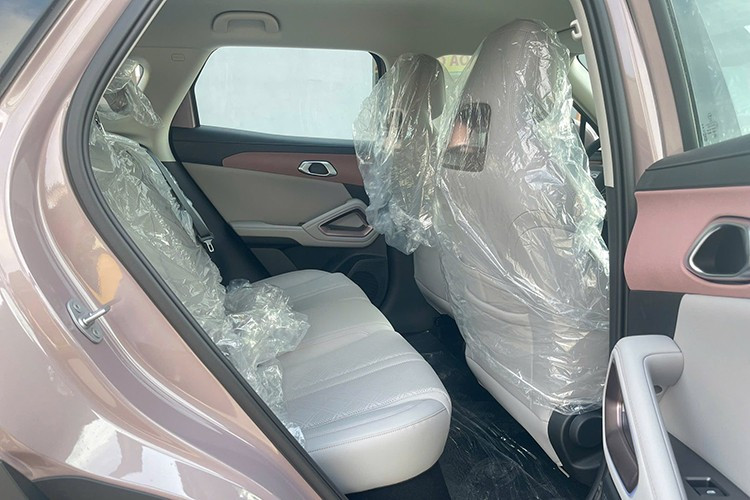 Mô-tơ điện đi với pin 45,12 kWh, cung cấp phạm vi di chuyển 401 km tiêu tiêu chuẩn CLTC của Trung Quốc và 312 km theo tiêu chuẩn WLTP tại châu Âu. Chưa hết, mẫu ôtô điện Trung Quốc này còn hỗ trợ sạc nhanh DC với công suất sạc tối đa 65 kW.