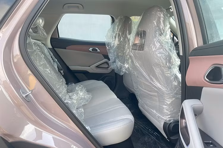 Mô-tơ điện đi với pin 45,12 kWh, cung cấp phạm vi di chuyển 401 km tiêu tiêu chuẩn CLTC của Trung Quốc và 312 km theo tiêu chuẩn WLTP tại châu Âu. Chưa hết, mẫu ôtô điện Trung Quốc này còn hỗ trợ sạc nhanh DC với công suất sạc tối đa 65 kW.