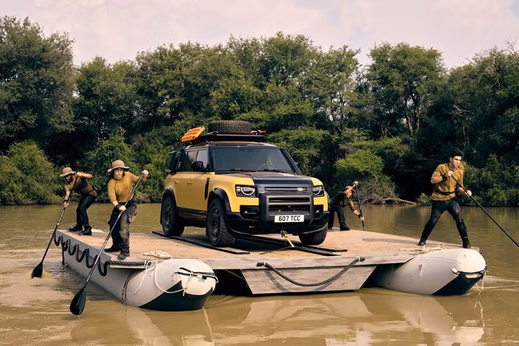 Đây là dịp để mẫu SUV biểu tượng của Anh Quốc thể hiện đúng bản lĩnh việt dã được trui rèn qua nhiều thập kỷ. Defender 110 Trophy Edition hiện đã mở đặt hàng, giá khởi điểm từ 121.201 USD (chưa bao gồm tuỳ chọn).