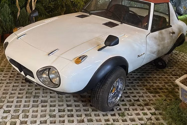 Xe sử dụng hộp số tay 4 cấp. Loại 2U 0,8 lít, sản sinh công suất 44 mã lực ở tốc độ 5.400 vòng/phút được sản xuất từ ​​​​năm 1965 đến năm 1969, trong khi loại 2U-B tương tự được sản xuất từ ​​​​năm 1966 đến năm 1976.