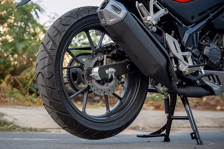 Xe được trang bị phuộc trước hành trình ngược 37 mm, hành trình 150 mm, kết hợp cùng giảm xóc sau Pro-Link cải tiến và gắp sau làm từ hợp kim thép nhôm, mang lại cảm giác lái ổn định và linh hoạt.