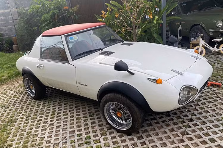 Chính vì đó mà Toyota Sports 800 được nhiều tay chơi Việt sưu tầm, mới đây, 1 chiếc được chào bán với mức giá gần 1 tỷ đồng tại Đồng Na và, đã nhận được sự quan tâm. Chiếc xe Toyota Sports 800 này có 4 bộ mâm loe ra khá bắt mắt, xe mang ngoại thất màu trắng cùng phần mái nhà màu đỏ. Tình trạng xe là nguyên bản.