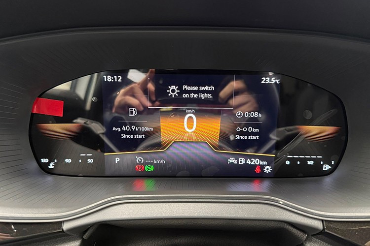 Cả hai phiên bản đều trang bị ngăn chứa đồ làm mát, chìa khóa thông minh KESSY. Ambition dùng hệ thống khởi động bằng nút bấm, còn Style bổ sung tính năng khóa/mở cửa bằng nút bấm trên tay nắm. Xe có thêm chế độ Valet Mode bảo vệ quyền riêng tư và theo dõi hoạt động xe khi được giao cho người khác sử dụng.