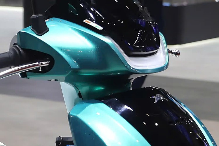 Mẫu xe máy điện TV iQUBE 2025 phiên bản tiêu chuẩn giữ nguyên thiết kế và các trang bị giống như đời trước và được bổ sung màu sắc mới.