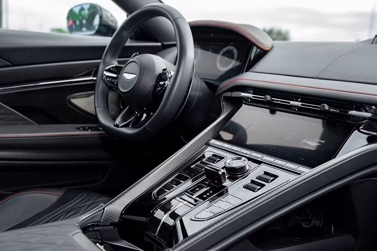 Trái tim của Aston Martin DB12 là khối động cơ V8 tăng áp kép dung tích 4.0L, sản sinh công suất 671 mã lực và mô-men xoắn 800 Nm, kết hợp cùng hộp số tự động ZF 8 cấp và hệ dẫn động cầu sau.