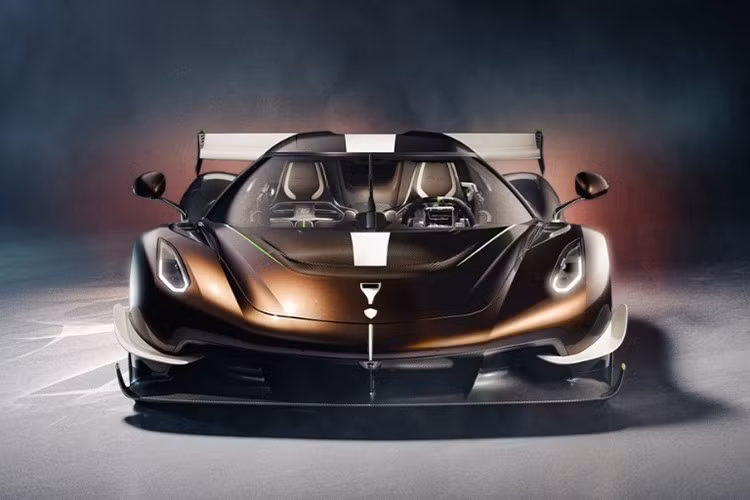 Koenigsegg cũng đã cải tiến cánh gió sau, trang bị cơ chế điều chỉnh hai chế độ. Ở tốc độ 250 km/h, chi tiết này tạo ra lực ép xuống khoảng 850 kg và có thể đạt mức tối đa 1.765 kg ở tốc độ cao hơn.