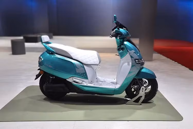 Ở bản nâng cấp mới năm 2025, TVS vẫn giữ nguyên chiến lược sản phẩm như phiên bản năm 2024 với ba lựa chọn phiên bản: phiên bản tiêu chuẩn, iQube S và iQube ST.