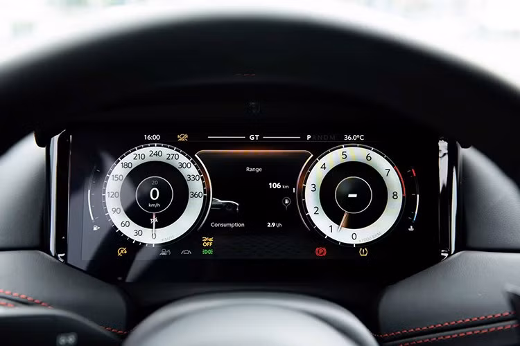 Xe có khả năng tăng tốc 0-100 km/h chỉ trong 3,6 giây, trước khi đạt vận tốc tối đa lên tới 325 km/h – thông số thể hiện rõ hiệu suất mạnh mẽ dù định hướng của xe thiên về sự êm ái và tinh tế.