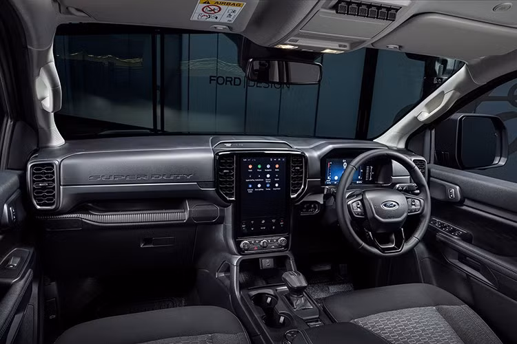 Công nghệ hỗ trợ người lái cũng được Ford chú trọng, bao gồm hệ thống hỗ trợ lùi khi kéo rơ-moóc Pro-Trailer Backup Assist, camera 360 độ, cảnh báo điểm mù (Blind Spot Monitoring), phanh khẩn cấp tự động...