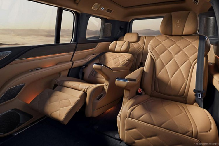 Thị trường đầu tiên được chọn là Các Tiểu vương quốc Ả Rập Thống nhất (UAE), nơi BYD đã bắt tay cùng Al-Futtaim Electric Mobility để phân phối mẫu Yangwang U8 Arabian Edition.